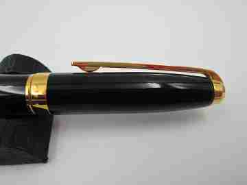 Bolígrafo S.T. Dupont París Olympio. Laca negra y metal dorado. Estuche. 2007