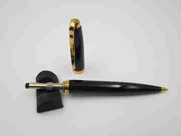 Bolígrafo S.T. Dupont París Olympio. Laca negra y metal dorado. Estuche. 2007