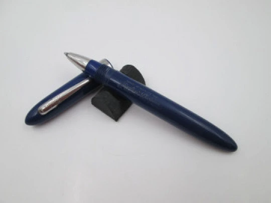 Bolígrafo Sheaffer Fineline. Plástico azul y detalles metal cromado. EEUU. 1950