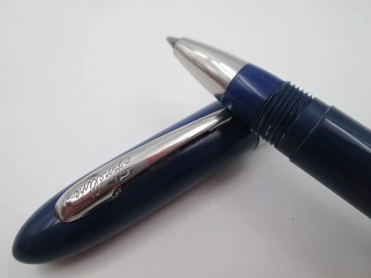 Bolígrafo Sheaffer Fineline. Plástico azul y detalles metal cromado. EEUU. 1950