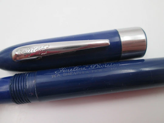 Bolígrafo Sheaffer Fineline. Plástico azul y detalles metal cromado. EEUU. 1950