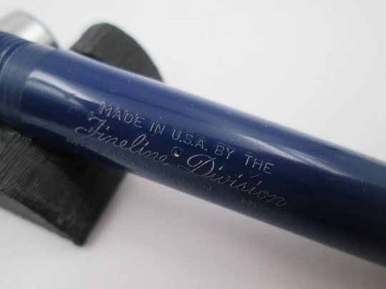 Bolígrafo Sheaffer Fineline. Plástico azul y detalles metal cromado. EEUU. 1950