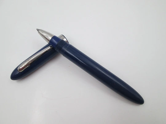 Bolígrafo Sheaffer Fineline. Plástico azul y detalles metal cromado. EEUU. 1950