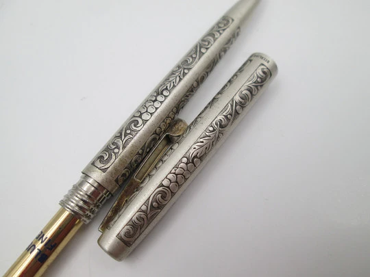 Bolígrafo Sheaffer Imperial. Plata de ley. Grabados uvas, hojas y volutas. 1970