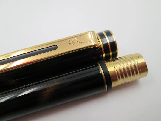 Bolígrafo Waterman Ideal. Laca negra marrón y chapados oro. Francia. 2000