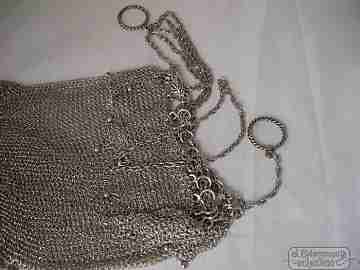 Bolso de dedo. Malla de plata. Flecos y bolitas. 1920. Cadena