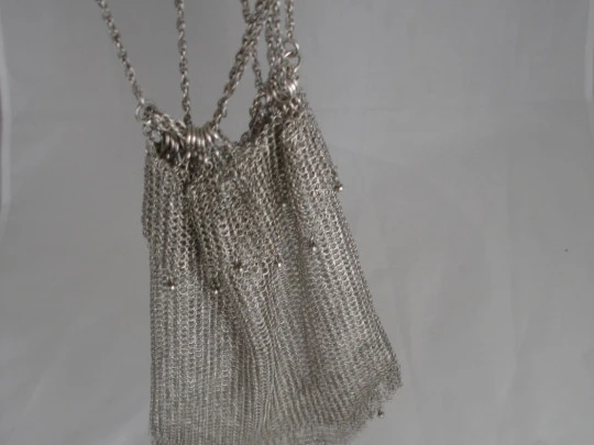 Bolso de dedo. Malla de plata. Flecos y bolitas. 1920. Cadena