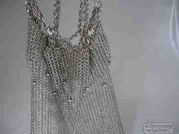 Bolso de dedo. Malla de plata. Flecos y bolitas. 1920. Cadena