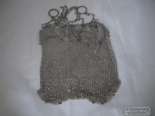 Bolso de dedo. Malla de plata. Flecos y bolitas. 1920. Cadena