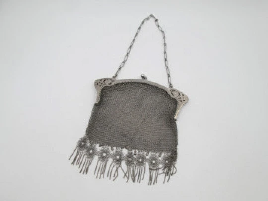 Bolso de malla con cadena. Boquilla calada y remate flecos. Plata de ley. Europa. 1920