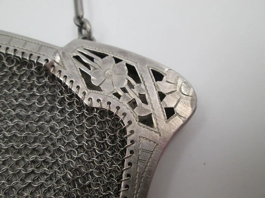 Bolso de malla con cadena. Boquilla calada y remate flecos. Plata de ley. Europa. 1920