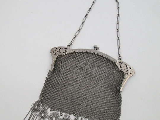 Bolso de malla con cadena. Boquilla calada y remate flecos. Plata de ley. Europa. 1920