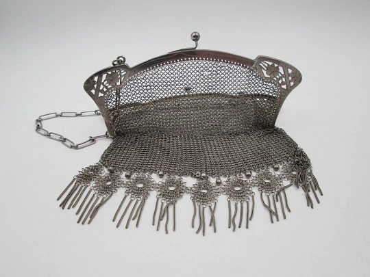 Bolso de malla con cadena. Boquilla calada y remate flecos. Plata de ley. Europa. 1920