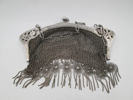 Bolso de malla con cadena. Boquilla calada y remate flecos. Plata de ley. Europa. 1920