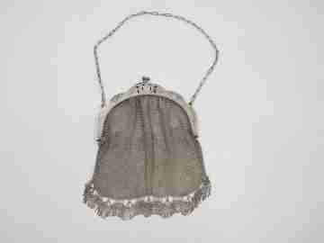Bolso de malla con cadena. Boquilla cincelada y remate flecos. Plata de ley. Europa. 1920