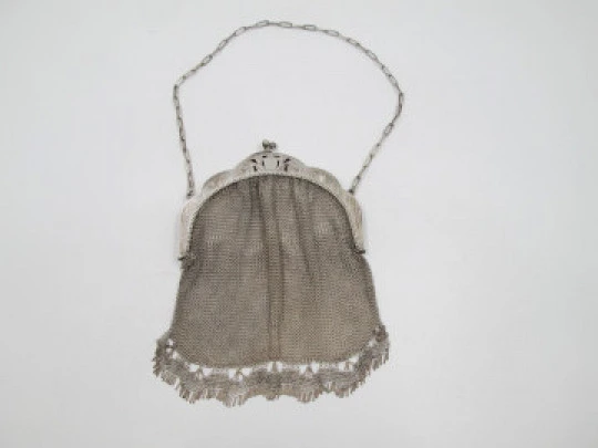 Bolso de malla con cadena. Boquilla cincelada y remate flecos. Plata de ley. Europa. 1920