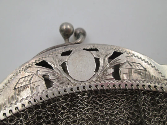 Bolso de malla con cadena. Boquilla cincelada y remate flecos. Plata de ley. Europa. 1920