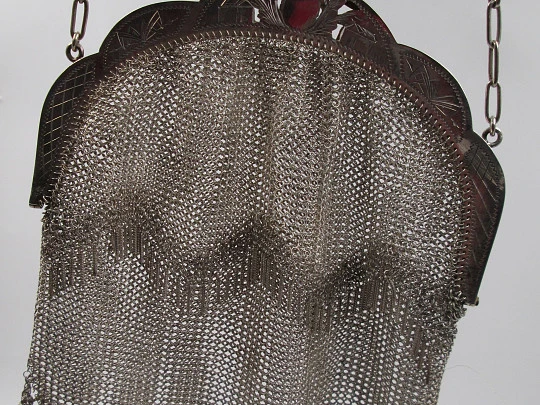 Bolso de malla con cadena. Boquilla cincelada y remate flecos. Plata de ley. Europa. 1920