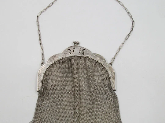 Bolso de malla con cadena. Boquilla cincelada y remate flecos. Plata de ley. Europa. 1920