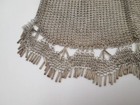 Bolso de malla con cadena. Boquilla cincelada y remate flecos. Plata de ley. Europa. 1920