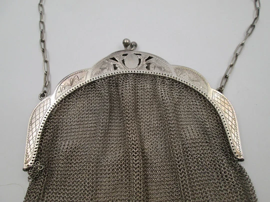 Bolso de malla con cadena. Boquilla cincelada y remate flecos. Plata de ley. Europa. 1920