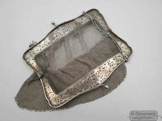 Bolso de malla de plata. Años 20. Boquilla calada floreada. Cadena