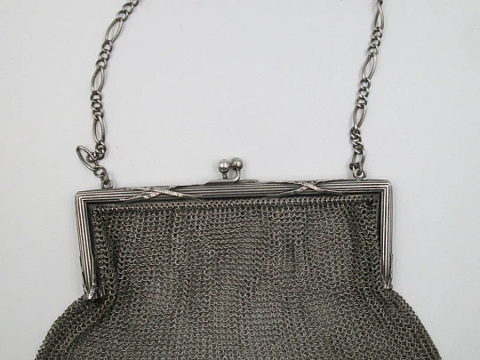 Bolso de malla de plata. Años 20. Boquilla rectangular. Cadena. Cierre bolas