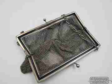 Bolso de malla de plata. Años 20. Boquilla rectangular. Cadena. Cierre bolas
