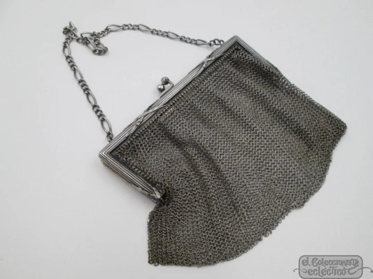 Bolso de malla de plata. Años 20. Boquilla rectangular. Cadena. Cierre bolas