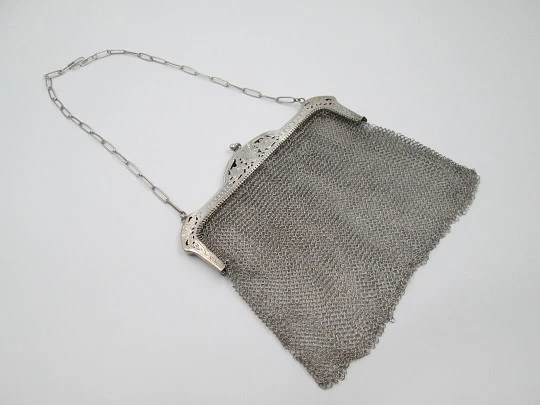 Bolso de malla de plata. Boquilla calada cincelada. Flores y motivos geométricos