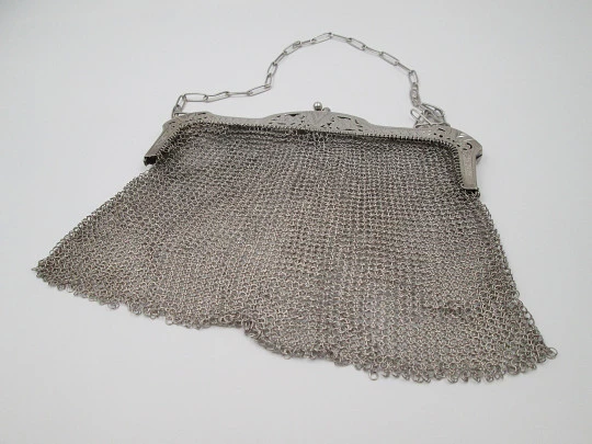 Bolso de malla de plata. Boquilla calada cincelada. Flores y motivos geométricos