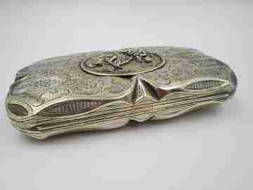 Bolso de mano mujer. Plata y vermeil. Francia. Escena romántica. 1900