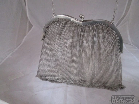 Bolso francés. Siglo XIX. Malla de plata. Cadena. Boquilla onda