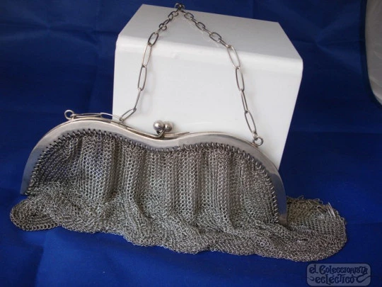 Bolso francés. Siglo XIX. Malla de plata. Cadena. Boquilla onda