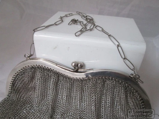 Bolso francés. Siglo XIX. Malla de plata. Cadena. Boquilla onda