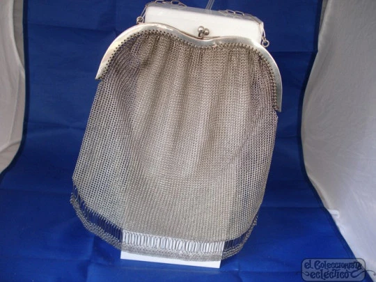 Bolso francés. Siglo XIX. Malla de plata. Cadena. Boquilla onda