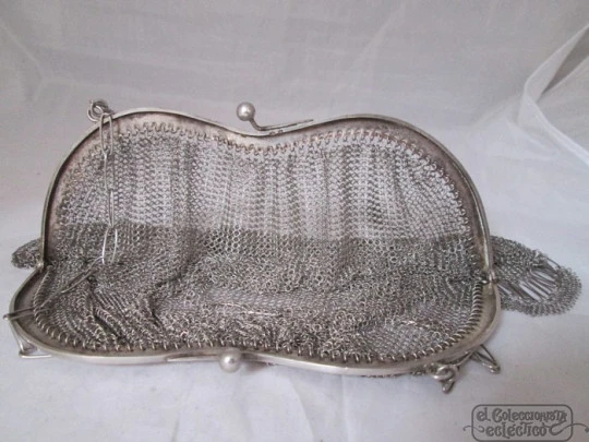 Bolso francés. Siglo XIX. Malla de plata. Cadena. Boquilla onda