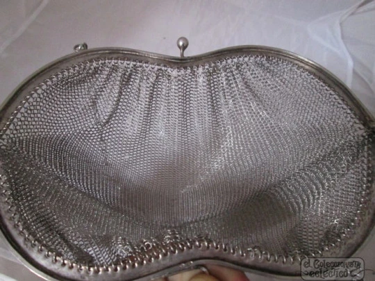 Bolso francés. Siglo XIX. Malla de plata. Cadena. Boquilla onda