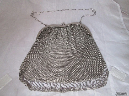 Bolso francés. Siglo XIX. Malla de plata. Cadena. Boquilla onda