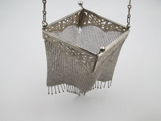 Bolso malla plata. Boquilla calada articulada. Flores y hojas. Cadena. 1920