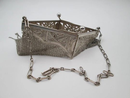 Bolso malla plata. Boquilla calada articulada. Flores y hojas. Cadena. 1920