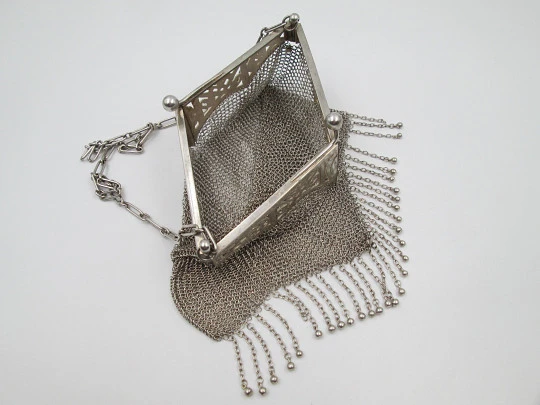 Bolso malla plata. Boquilla calada articulada. Flores y hojas. Cadena. 1920