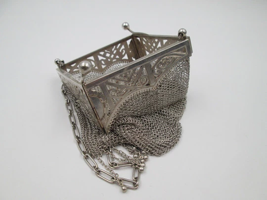 Bolso malla plata. Boquilla calada articulada. Flores y hojas. Cadena. 1920