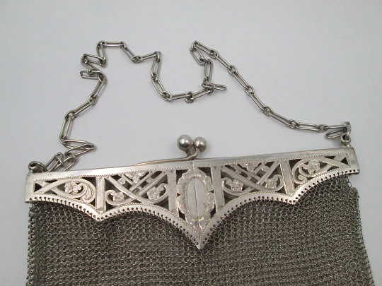 Bolso malla plata. Boquilla calada articulada. Flores y hojas. Cadena. 1920