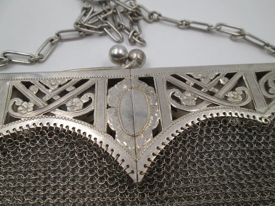 Bolso malla plata. Boquilla calada articulada. Flores y hojas. Cadena. 1920