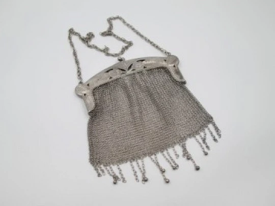 Bolso malla plata. Boquilla calada cincelada. Flores, flecos y esferas. 1920