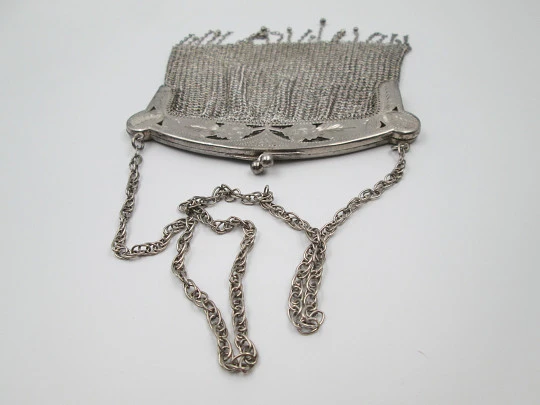 Bolso malla plata. Boquilla calada cincelada. Flores, flecos y esferas. 1920