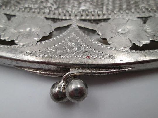 Bolso malla plata. Boquilla calada cincelada. Flores, flecos y esferas. 1920