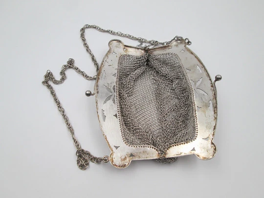 Bolso malla plata. Boquilla calada cincelada. Flores, flecos y esferas. 1920