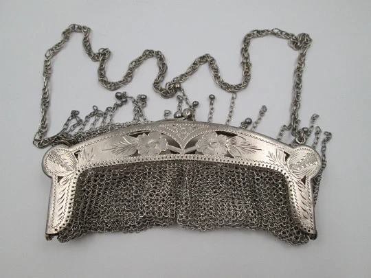 Bolso malla plata. Boquilla calada cincelada. Flores, flecos y esferas. 1920